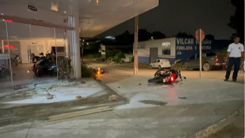 Sete criminosos arrombaram  Rondo Motos e roubaram várias motocicletas, em Jaru - Veja o vídeo Sete criminosos arrombaram  Rondo Motos e roubaram várias motocicletas, em Jaru - Veja o vídeo